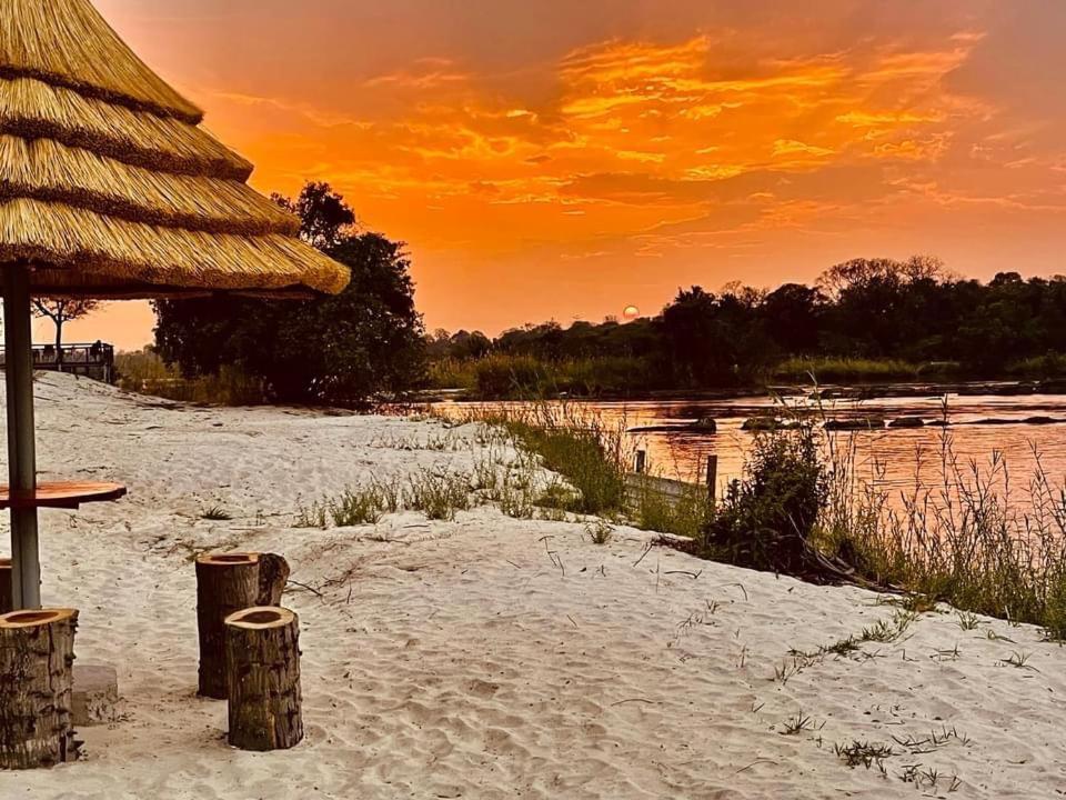 Divundu White Sands Lodge מראה חיצוני תמונה
